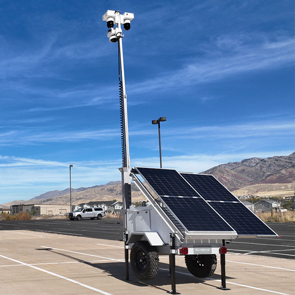Mobiler Überwachungsanhänger mit Solarmodulen und Kameramast zur Videoüberwachung aus der Ferne